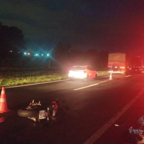 Motociclista morre após atingir caminhão de Carambeí