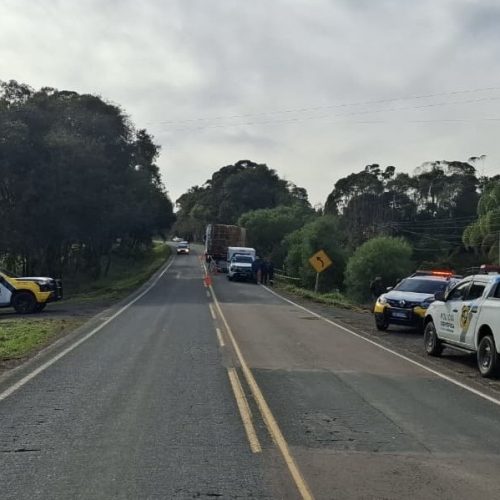 Motociclista morre após colisão na traseira de caminhão com pane mecânica na região