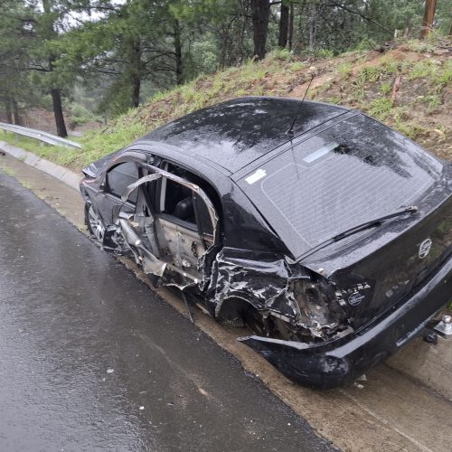 Carro roda e colide com caminhão na PR-151