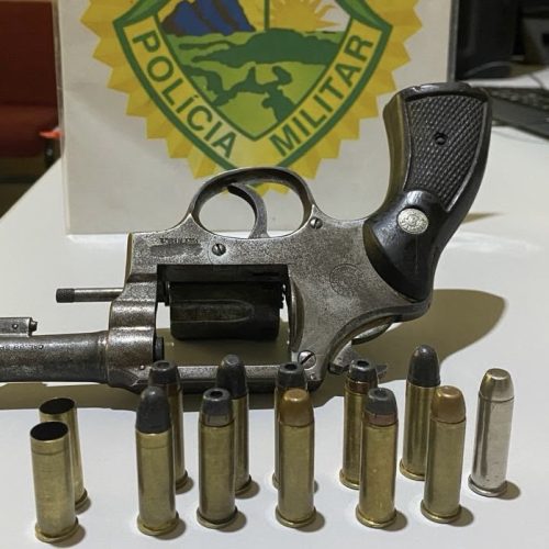 Casal é preso pela PM após disparos de arma de fogo em frente a conveniência na região