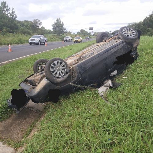 Capotamento na PR-151 deixa dois feridos em Carambeí