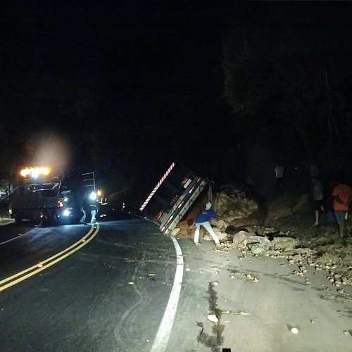 Caminhão tomba na PR-151 e mobiliza atendimento no início da noite