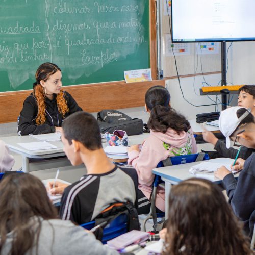 Cerca de um milhão de estudantes voltam às aulas, pela rede de ensino, nesta quarta-feira