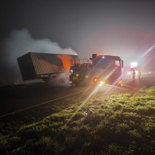 Carreta carregada com amendoim pega fogo e interdita rodovia na região