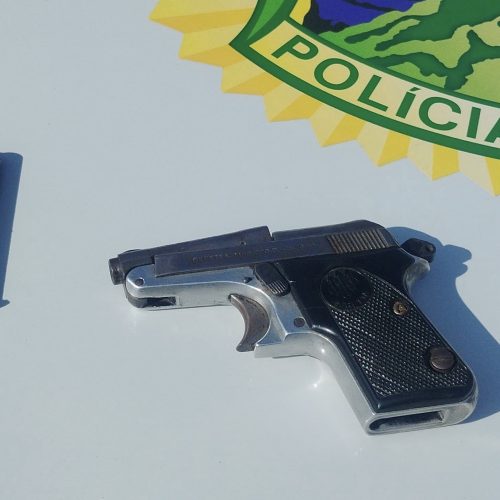 Suspeita é presa com arma após ameaçar funcionária e levá-la à força&nbsp;na região