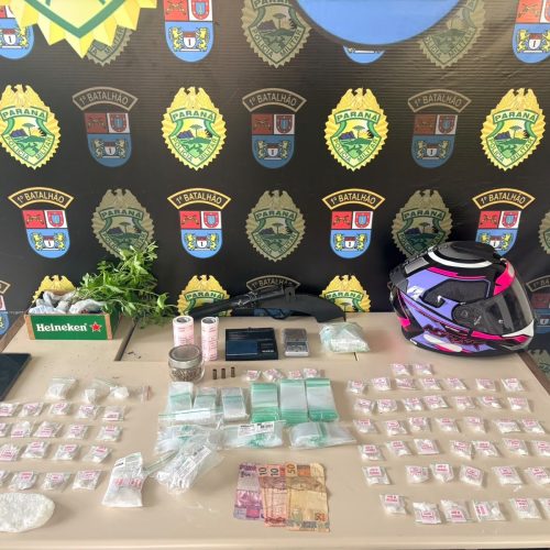 PM apreende 240 gramas de cocaína e desarticula ponto de tráfico na região