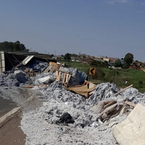 Tombamento de caminhão interdita totalmente a PR-151 em Carambeí