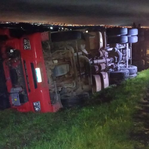 Caminhão tomba em Carambeí, condutor sofre ferimentos leves