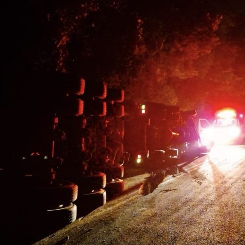 Motorista fica ferido após caminhão tombar em rodovia&nbsp;da região