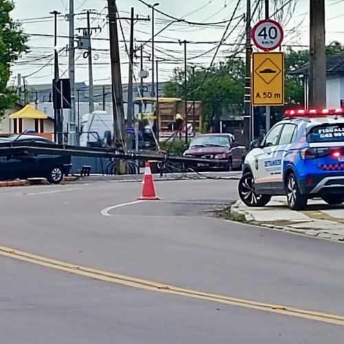 Carro derruba poste e interdita Avenida das Flores em Carambeí