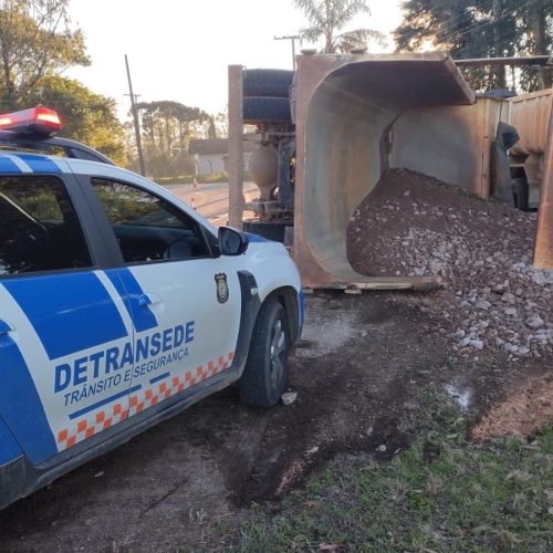 Caminhão tomba em curva na Estrada do Catanduvas, em Carambeí