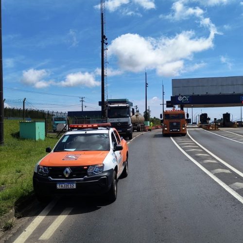 Caminhão-tanque colide com automóvel em Carambeí e causa vazamento de combustível