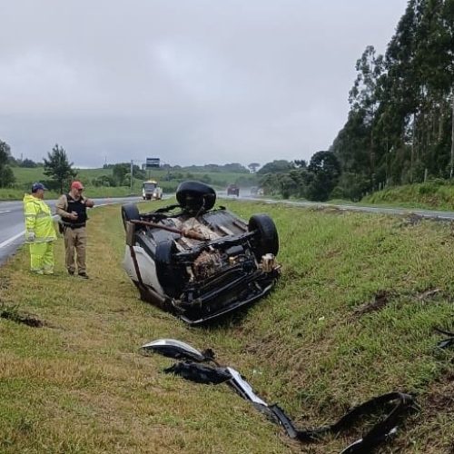 Capotamento na PR-151 entre Carambeí e Castro deixa feridos