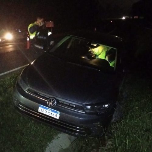 Motorista fica ferido após carro sair da pista na PR-151 em Carambeí