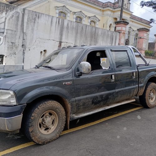 Caminhonete furtada é encontrada abandonada às margens da BR-277 na região