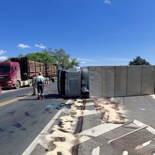 Casal fica ferido em colisão entre caminhões&nbsp;na região