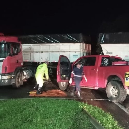 Colisão entre caminhonete e caminhão deixa jovem ferido na PR-151