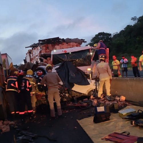 Batida entre 6 veículos deixa dois mortos no PR