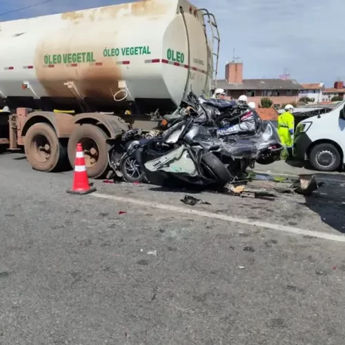 Engavetamento entre caminhões e carros deixa pelo menos um morto no PR