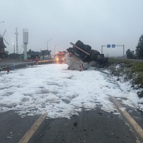 Caminhão carregado com combustível passa por destombamento na PR-151 em Carambeí