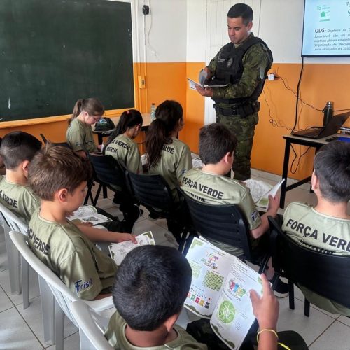 Polícia Ambiental promove aula sobre sustentabilidade para alunos em Carambeí