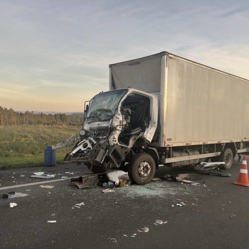 Motorista fica ferido em colisão traseira na PR-151, em Carambeí