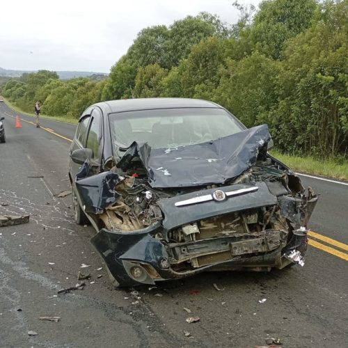Colisão traseira deixa dois feridos na região