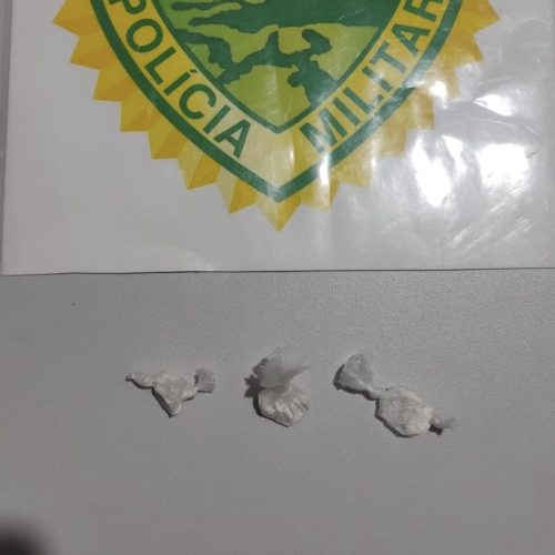Ação policial resulta em encaminhamento por posse de drogas