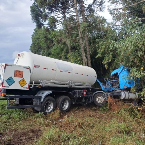 Motorista fica gravemente ferido após saída de pista na região