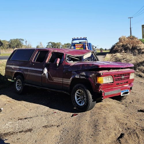 Veículo capota na PR-151; ocupantes saem ilesos