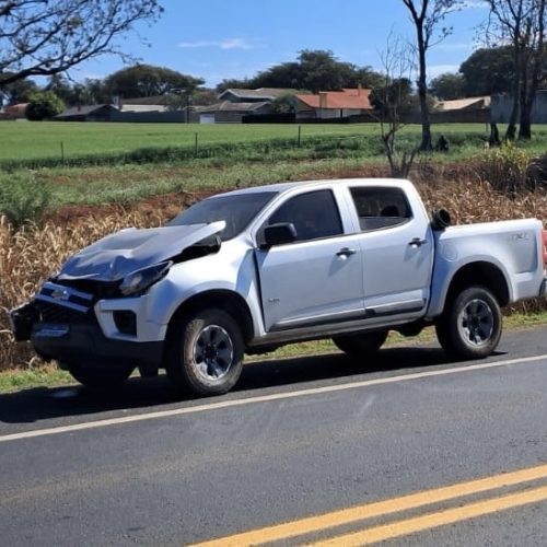 S10 colide na traseira de caminhão na região