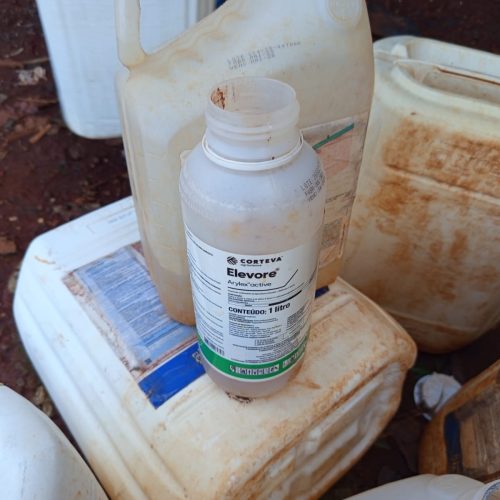 Polícia Ambiental multa responsável em R$ 7,7 mil por descarte irregular de embalagens de agrotóxicos