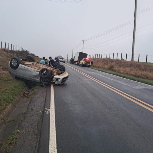 Colisão entre três veículos mobiliza polícia na região