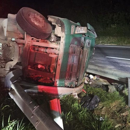 Motorista morre após tombamento de caminhão em rodovia da região