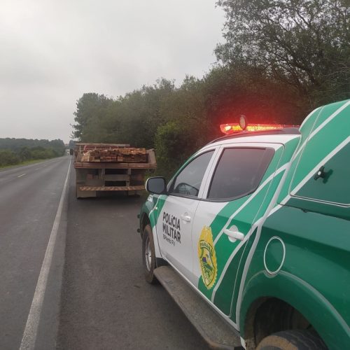 Polícia Ambiental flagra transporte irregular de madeira e apreende caminhão
