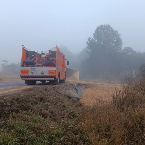 Caminhão tomba na região e deixa motorista ferido