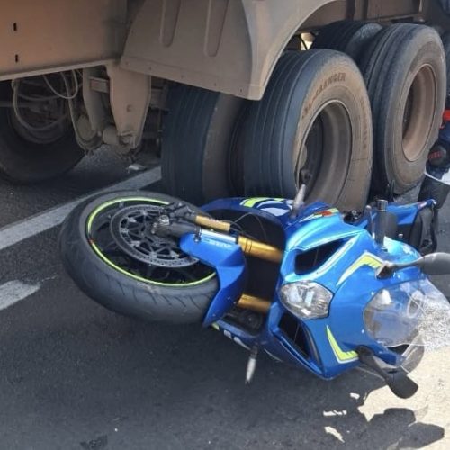 Motociclista fica gravemente ferido em acidente envolvendo três veículos na PR-151