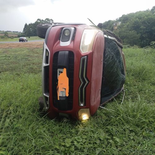 Capotamento deixa motorista com ferimentos leves na PR-151, em Carambeí