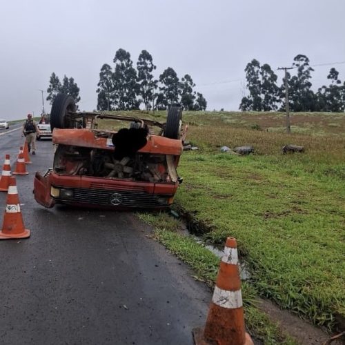 Caminhão tomba na PR-151 e motorista fica ferido