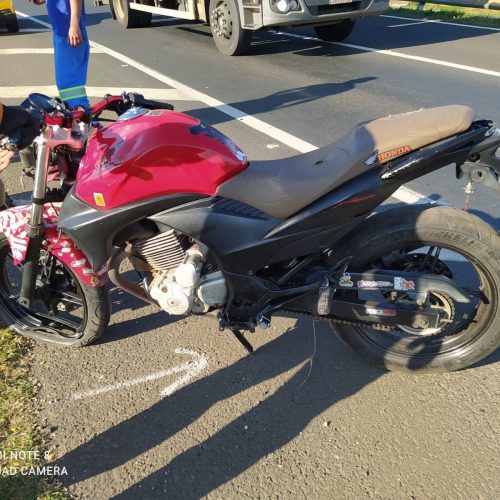 Motociclista fica ferido após colisão em defensa metálica na PR-151, em Carambeí