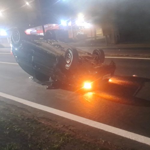 Motorista abandona veículo após capotamento na região