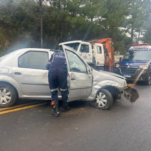 Carro capota na PR-151 e deixa duas pessoas feridas