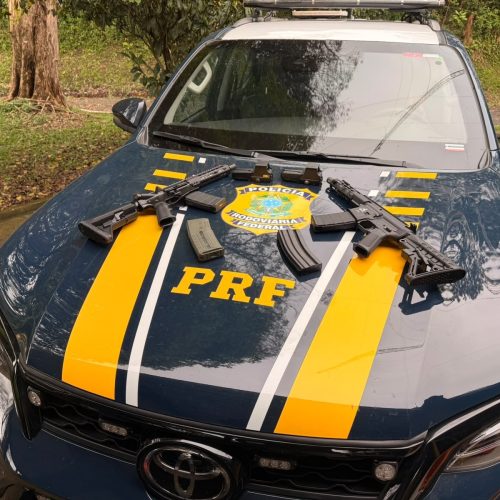PRF apreende dois fuzis escondidos no painel de carro na BR-376