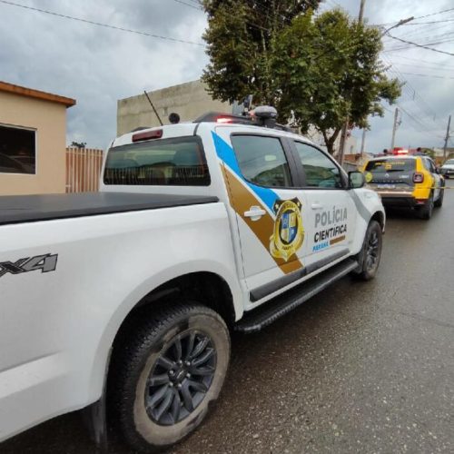 Homem em surto ataca policiais com barra de ferro e é morto