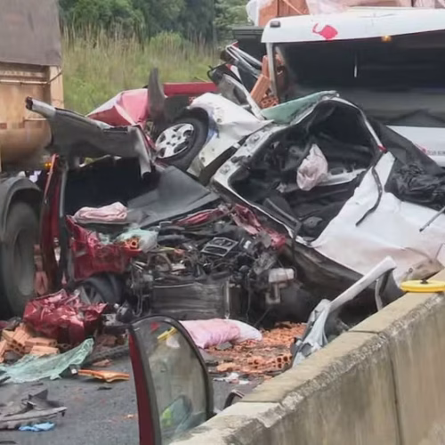 Batida entre 6 veículos deixa dois mortos no PR
