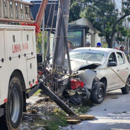 Motoqueiro fica ferido após ser prensado em poste no PR