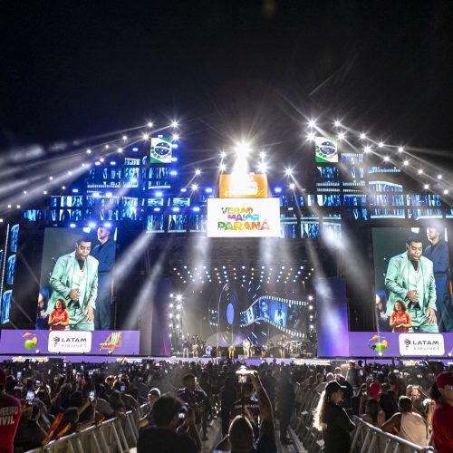 Raça Negra supera público de 2 anos atrás e canta para coral de 118 mil pessoas em Matinhos