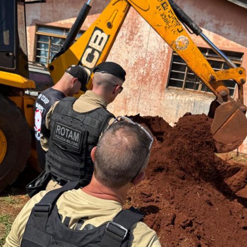 Investigação da PCPR leva a fuzil enterrado no quintal de casa no PR