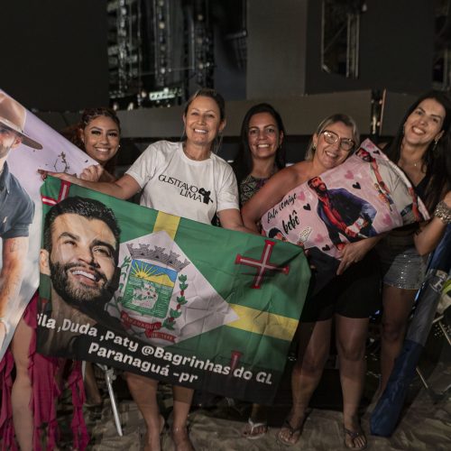 Fãs de Gusttavo Lima dormem na praia para garantir melhor lugar no show deste domingo
