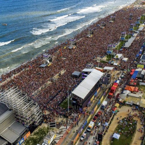Gusttavo Lima faz show de 3 horas para multidão de 265 mil pessoas na praia de Matinhos